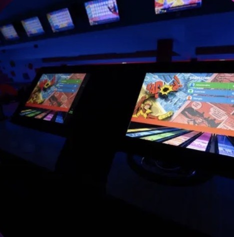Cabinati arcade illuminati nella sala giochi
