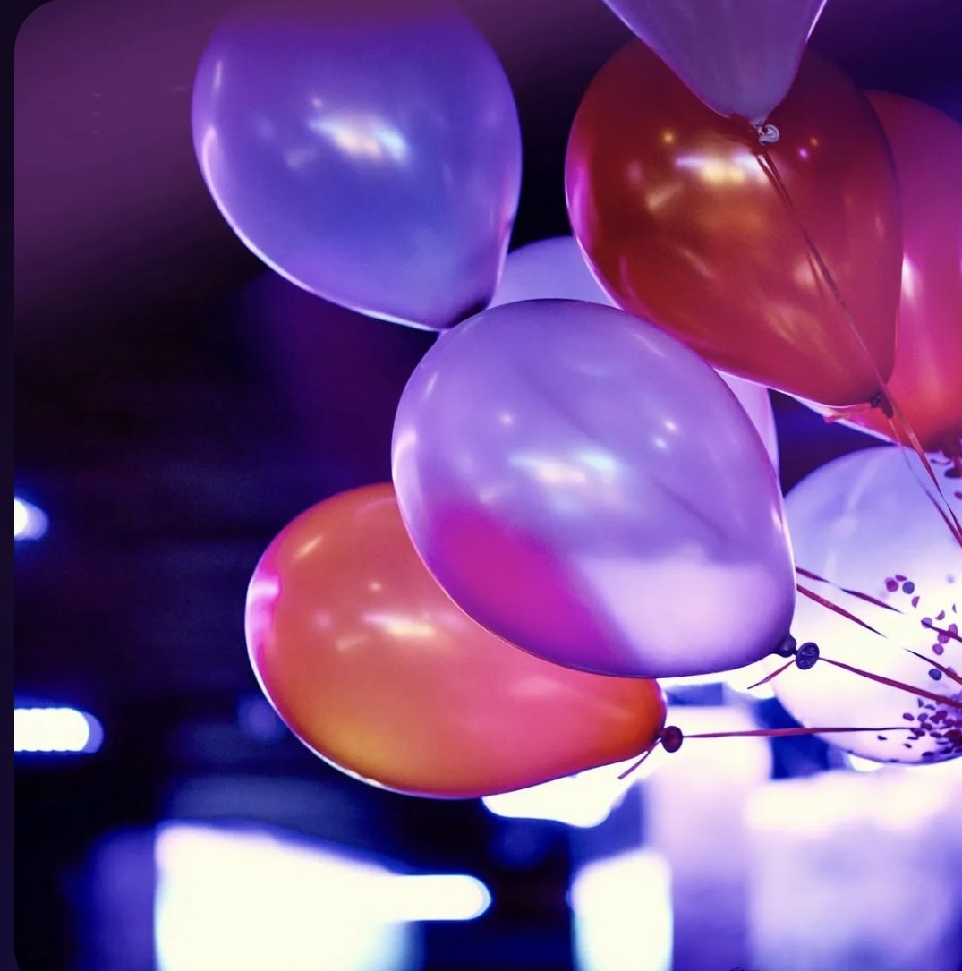 Palloncini colorati per una festa di compleanno al bowling