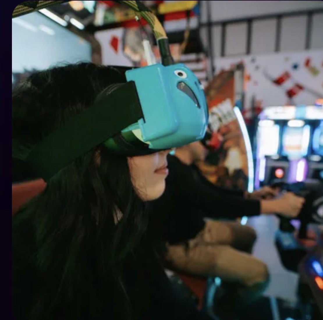 Ragazza con visore VR durante una sessione di realtà virtuale